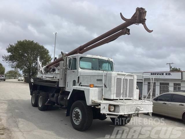International Paystar F5050 Truck mounted drill rig