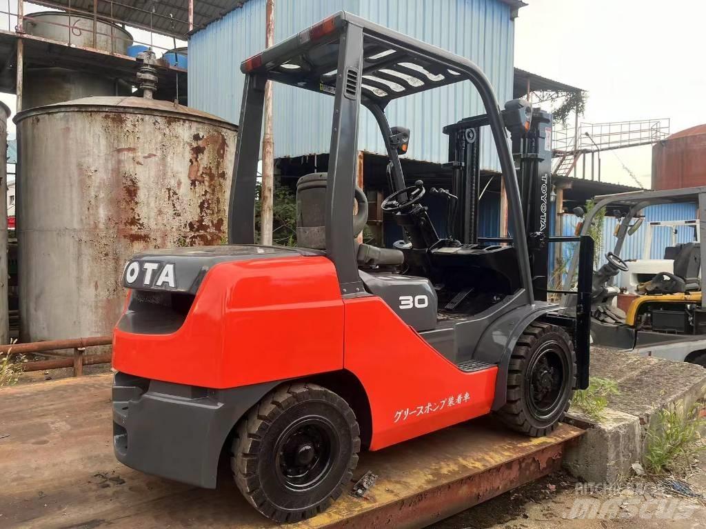 Toyota FD 30 Diesel trucks