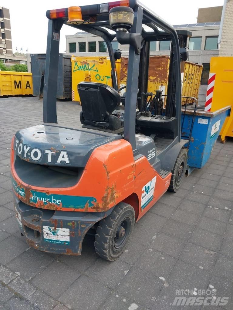 Toyota 8 FDF 25 Diesel trucks