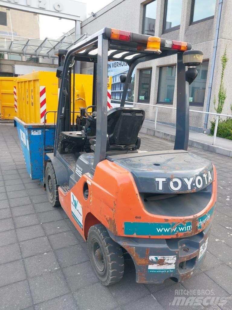 Toyota 8 FDF 25 Diesel trucks