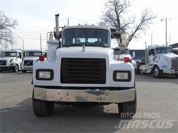 Mack RD600 Hook lift trucks
