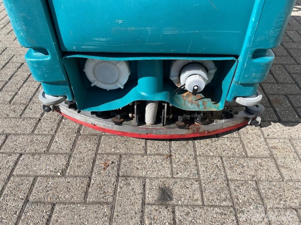 Tennant 7100 Sweepers