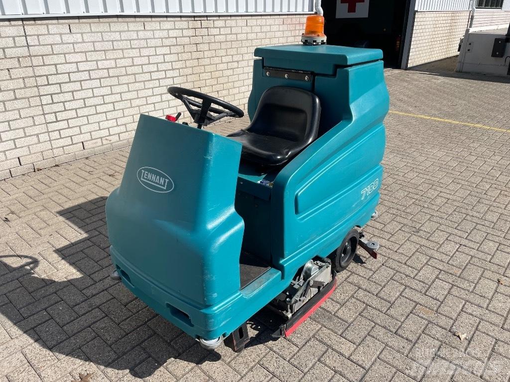 Tennant 7100 Sweepers