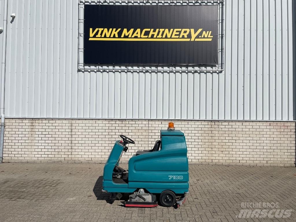 Tennant 7100 Sweepers