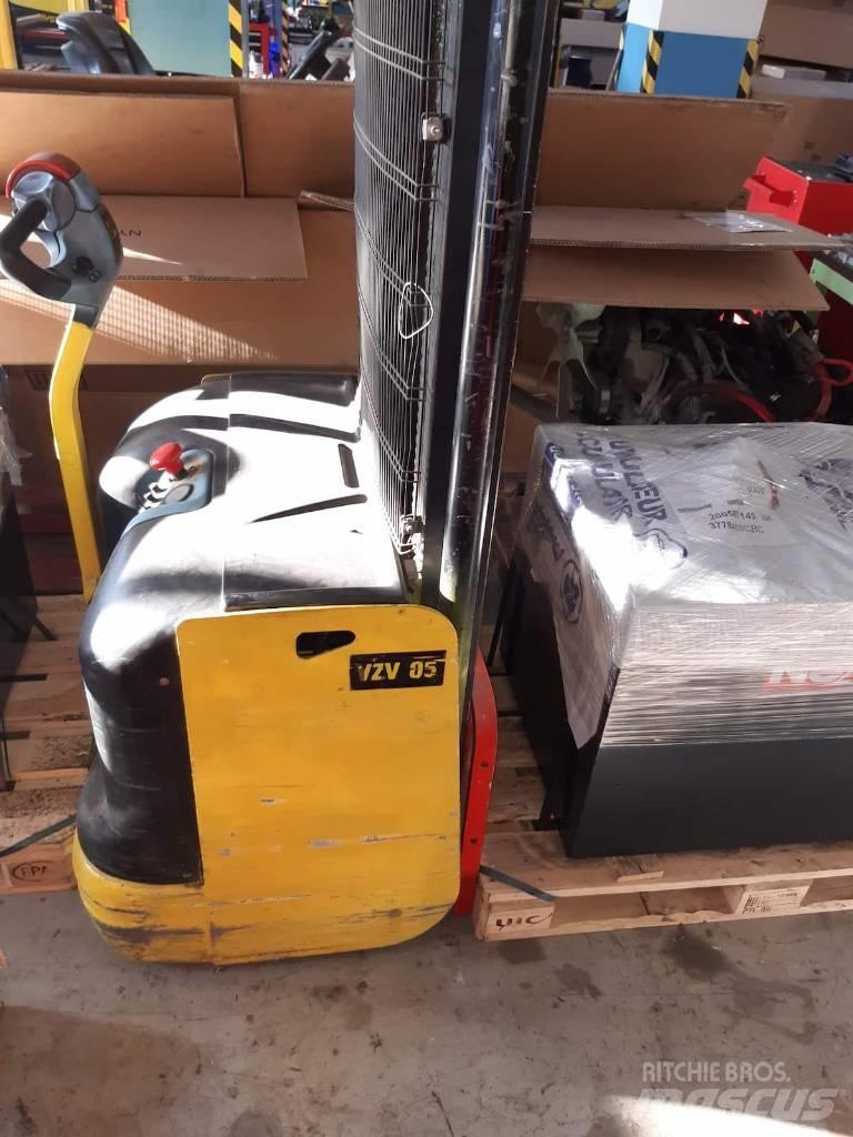 Hyster S 1.2 Pedestrian stacker