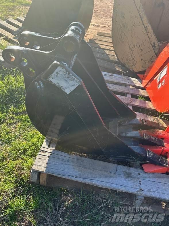 Kubota L5415A Buckets