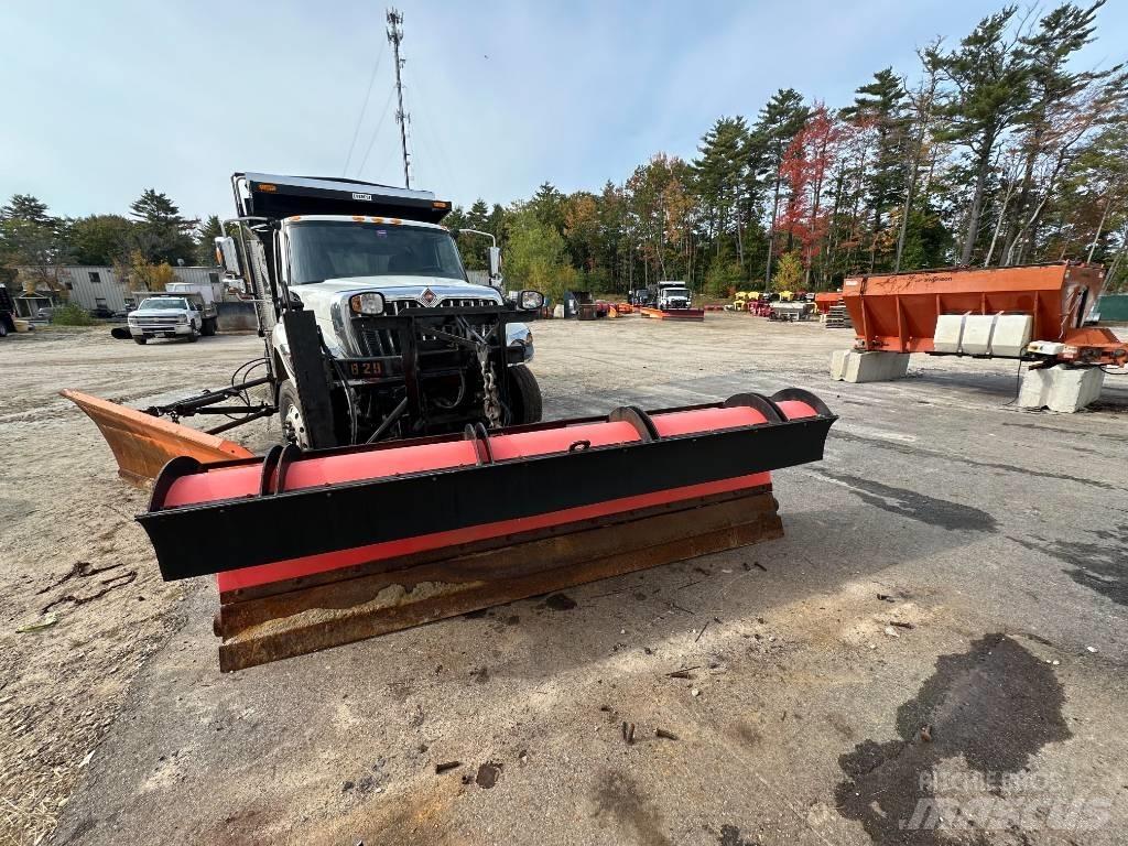International HV507 Snow blades and plows