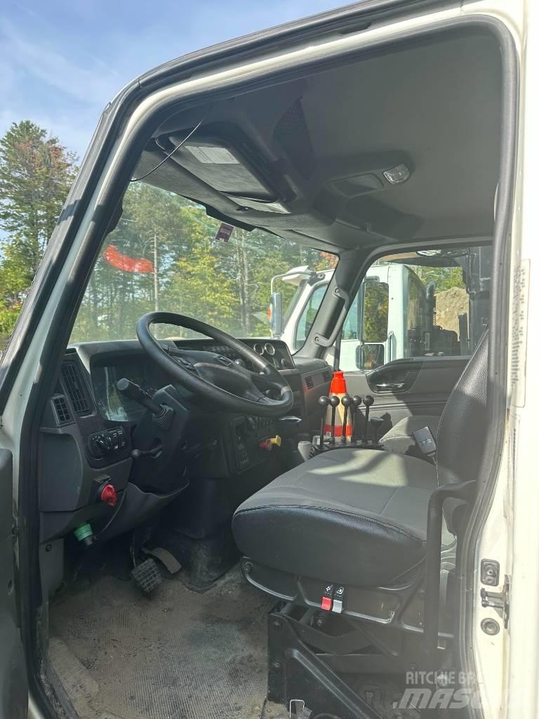 International HV507 Snow blades and plows