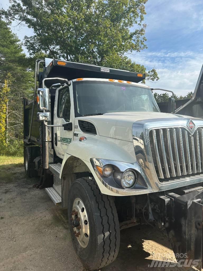 International HV507 Snow blades and plows