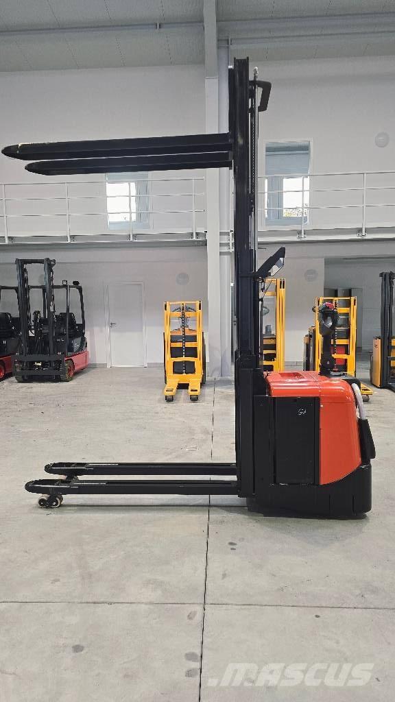BT SPE 200 D Pedestrian stacker