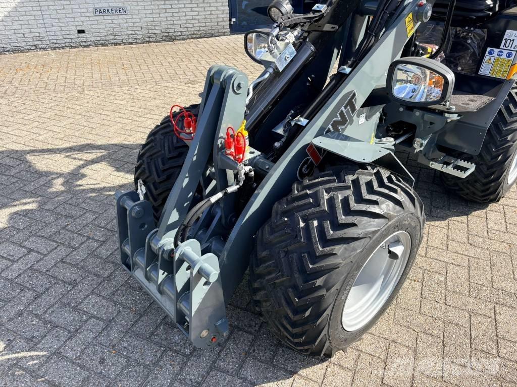 Giant G2300HD Xtra Mini loaders