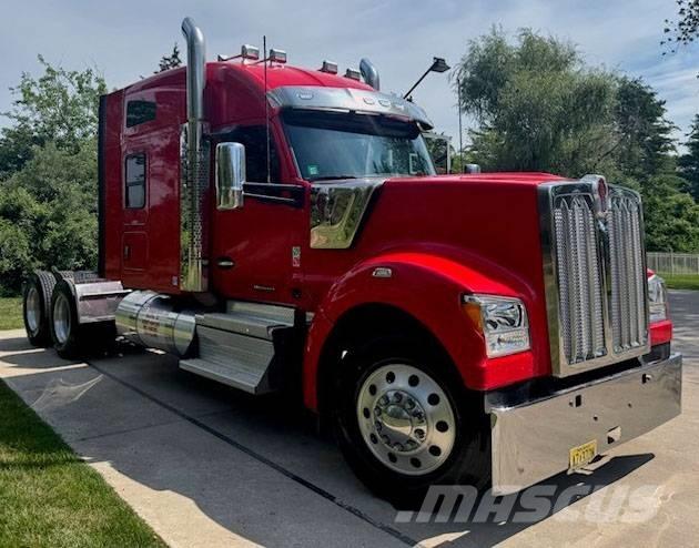 Kenworth W 990 Prime Movers