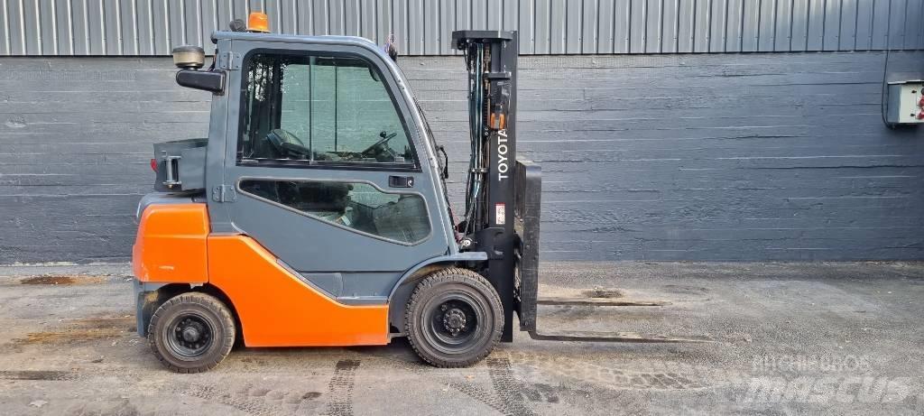 Toyota 8 FDF 25 Diesel trucks