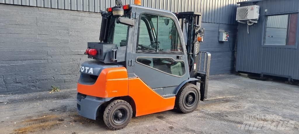 Toyota 8 FDF 25 Diesel trucks