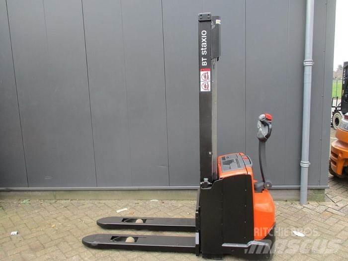 BT SWE 100 Pedestrian stacker