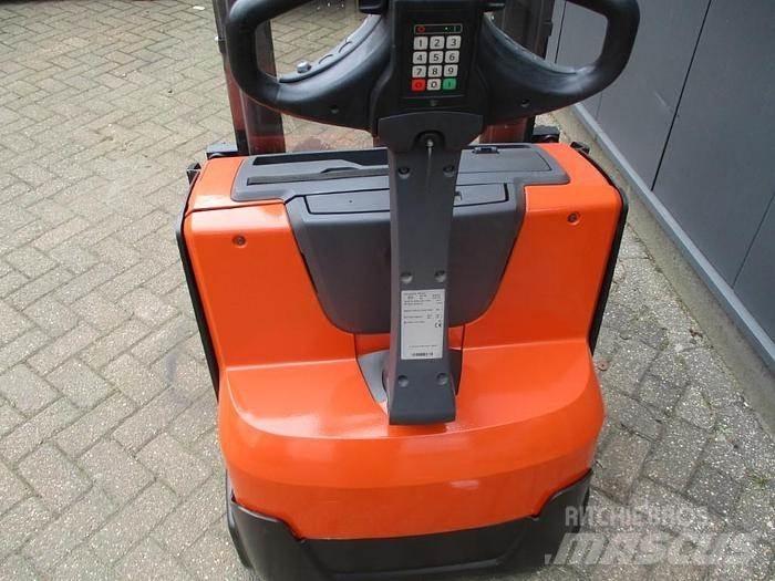 BT SWE 100 Pedestrian stacker