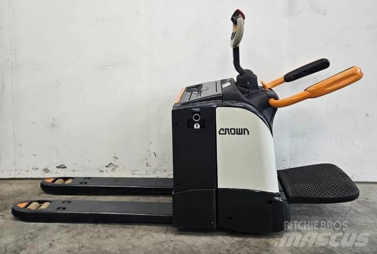 Crown WT 3040 E Low lift with platform
