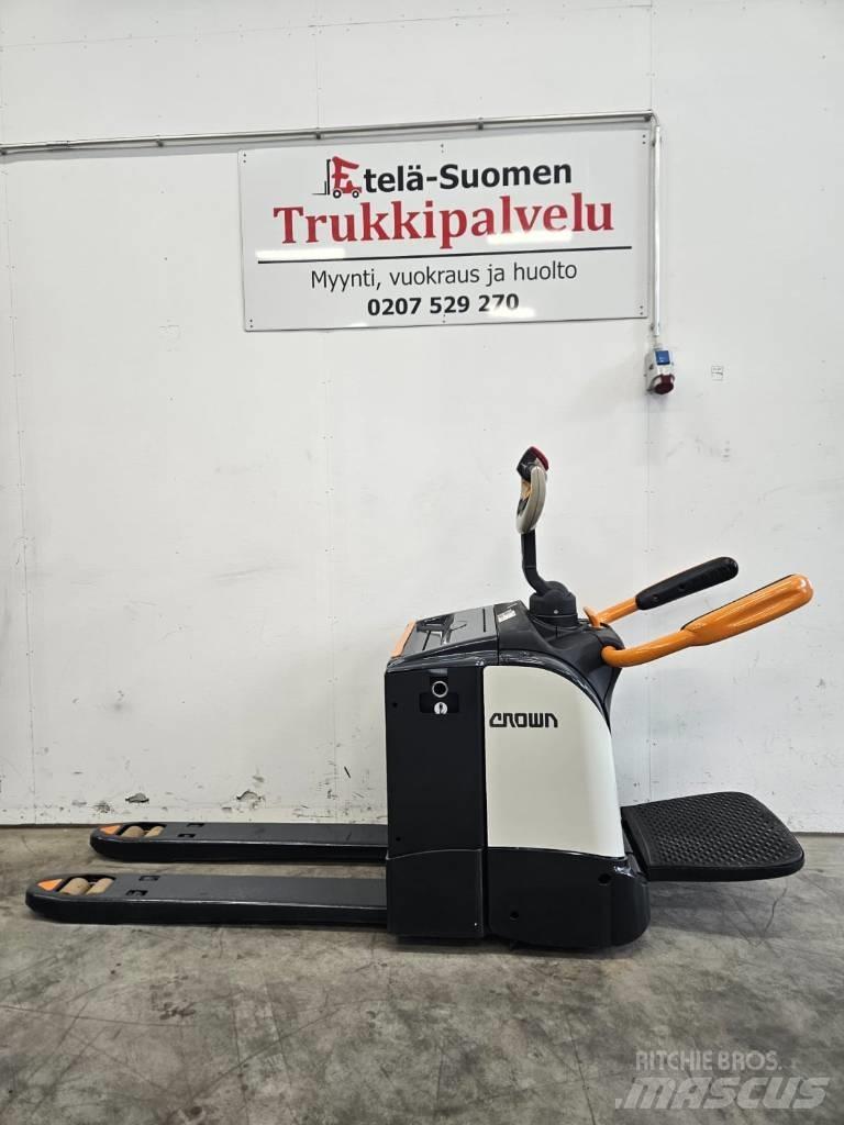 Crown WT 3040 E Low lift with platform