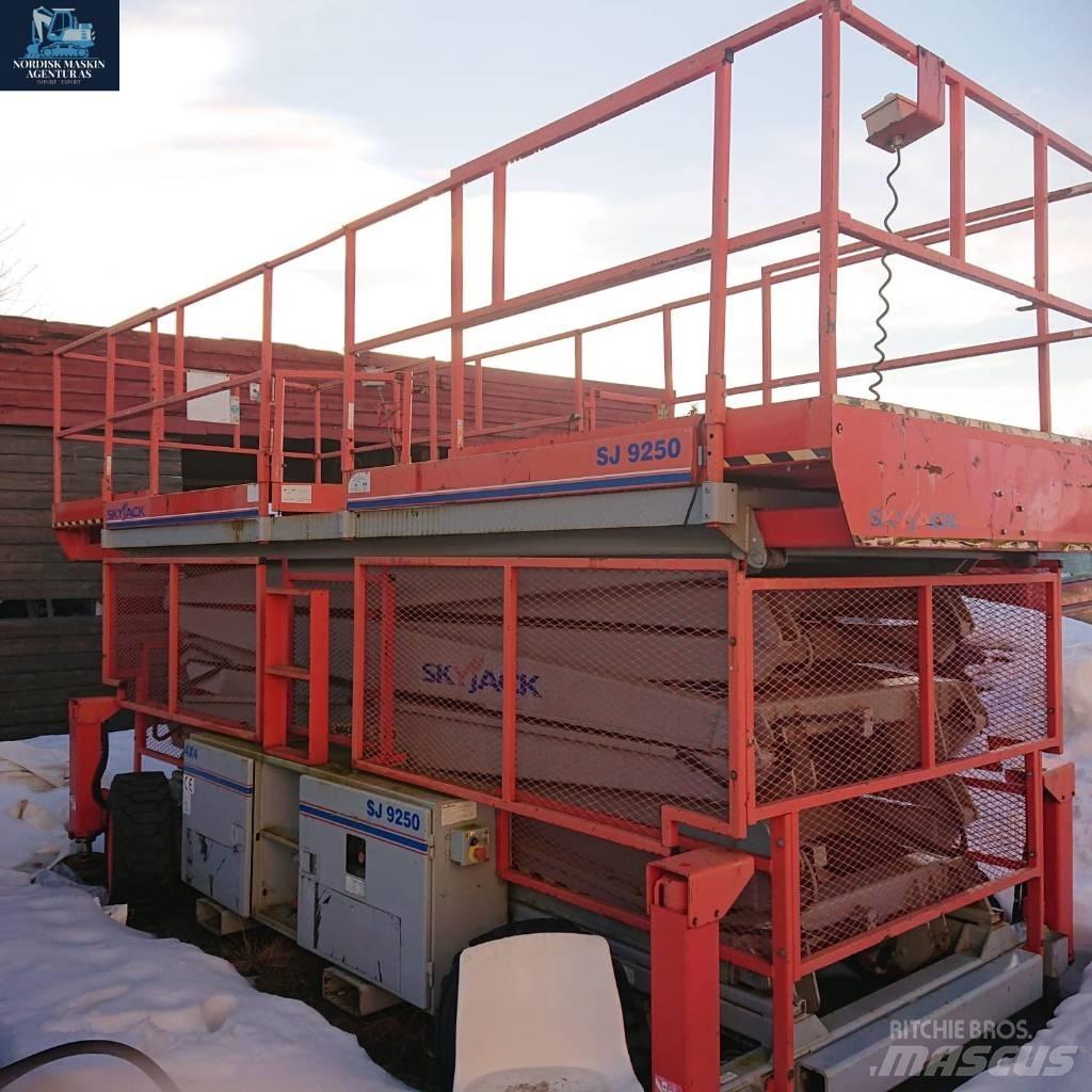 SkyJack 9250 Scissor lifts