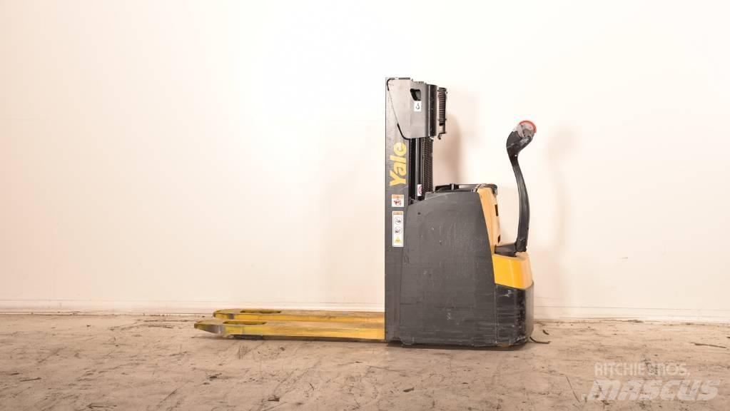 Yale MS 14 AC Pedestrian stacker