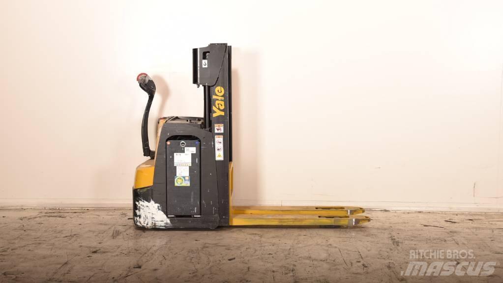 Yale MS 14 AC Pedestrian stacker