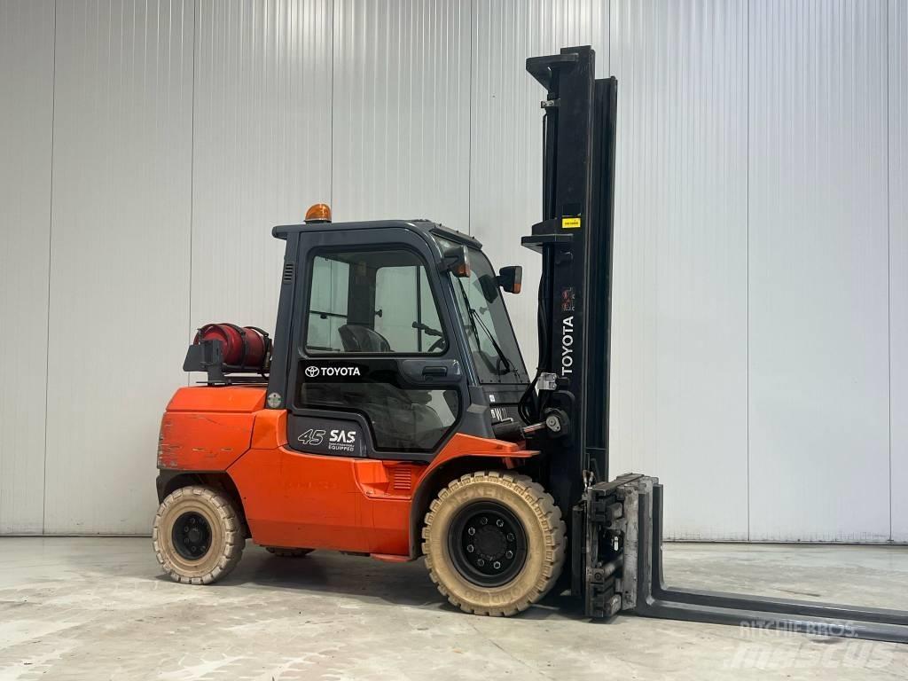 Toyota 02-7FG40 LPG trucks
