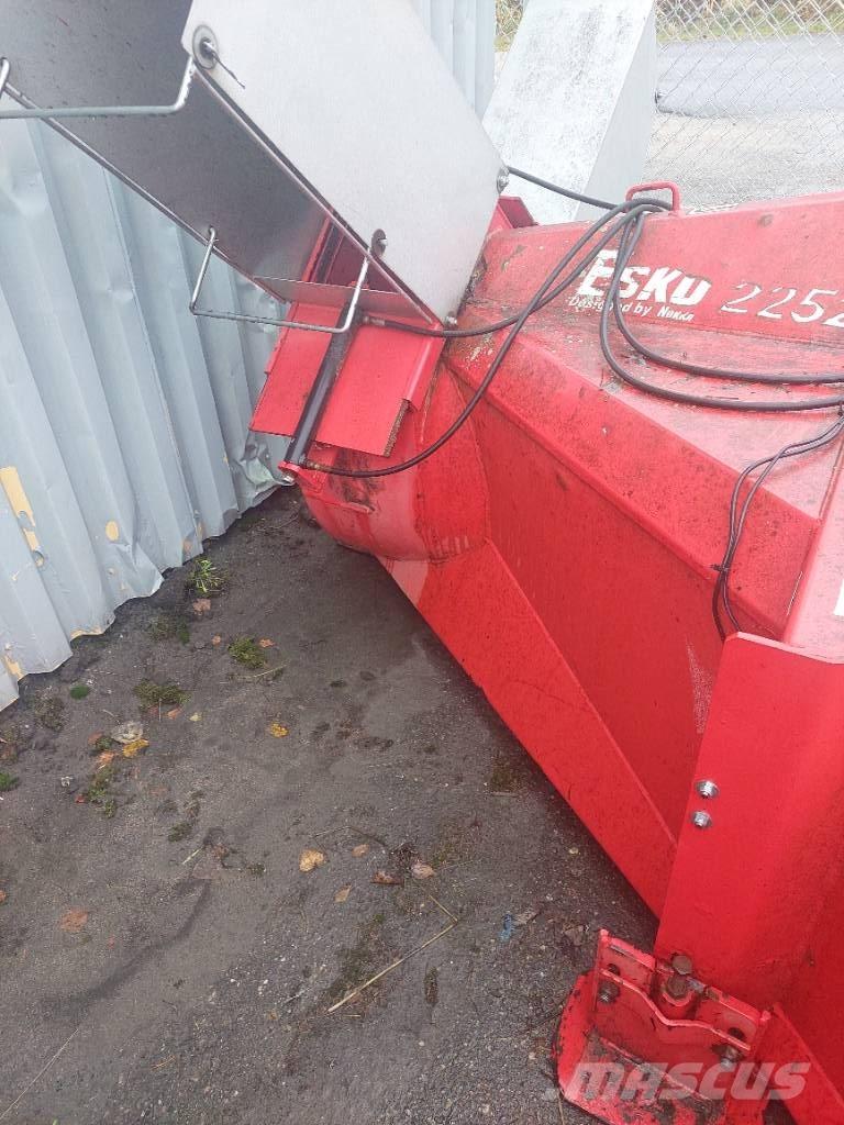 Esko 2252 H Snow throwers