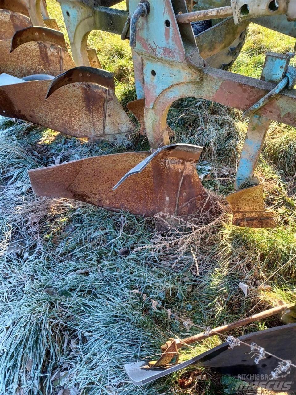 Fortschritt B550 Ploughs