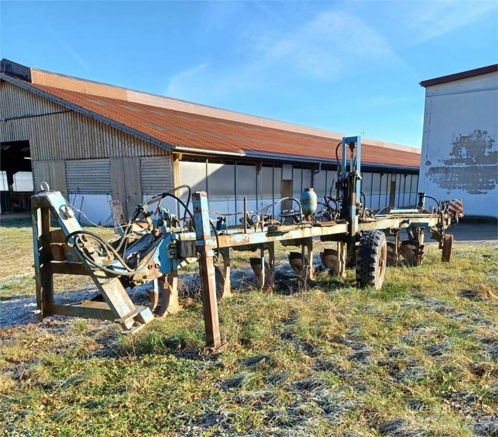 Fortschritt B550 Ploughs