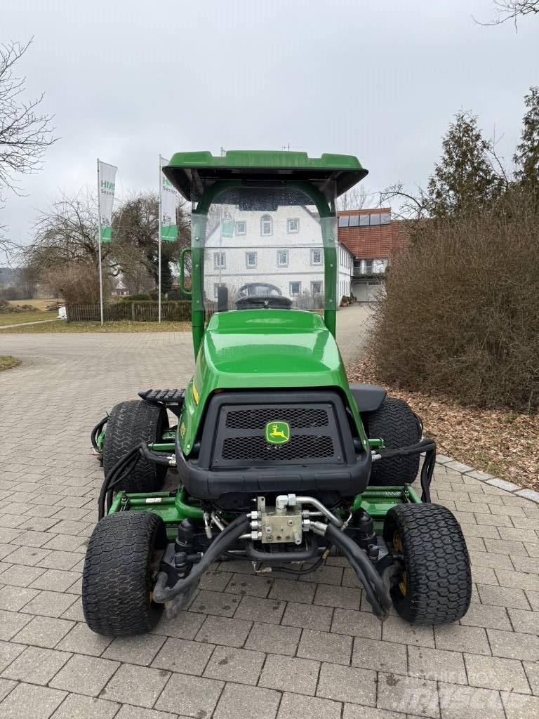 John Deere 8700 A Fairway mowers
