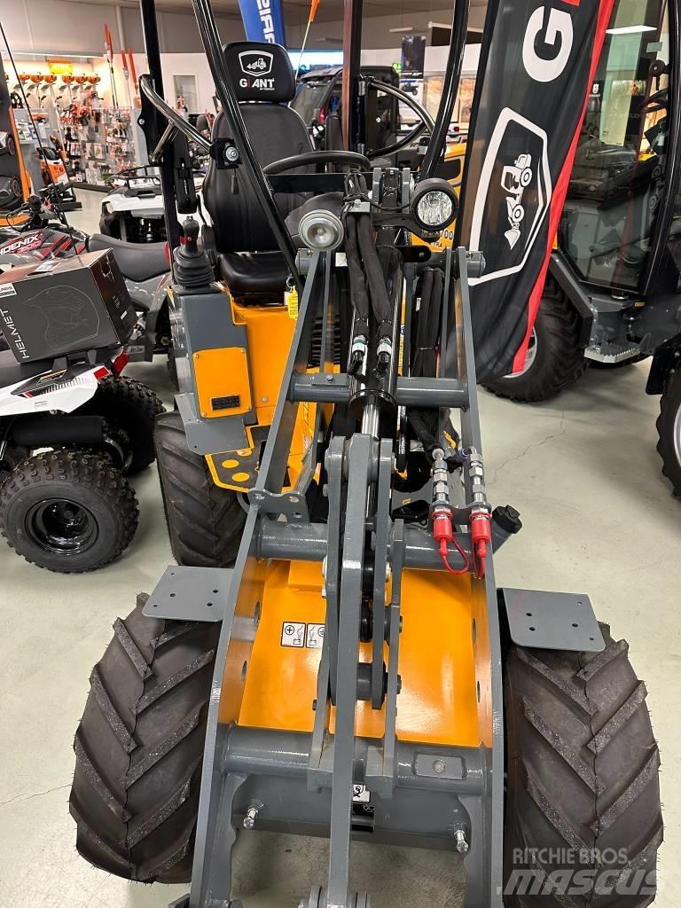 GiANT 1200 Skid steer loaders