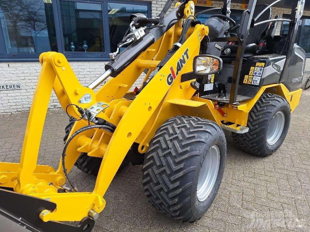 Giant G2700HD plus Mini loaders