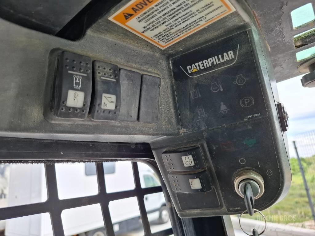CAT 216 Skid steer loaders