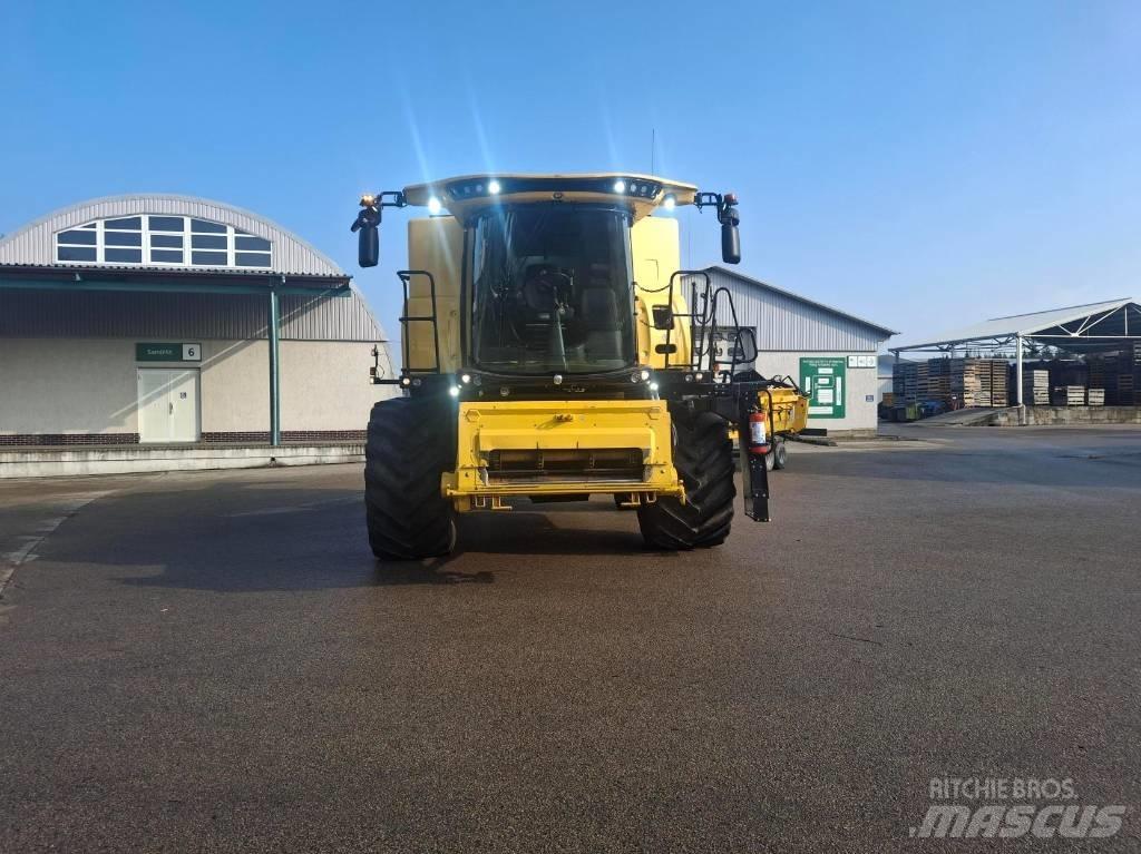 New Holland CX8.70 Combine harvesters