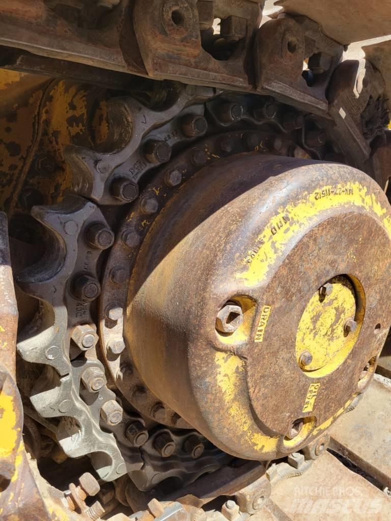 Komatsu D65EX-15 Crawler dozers