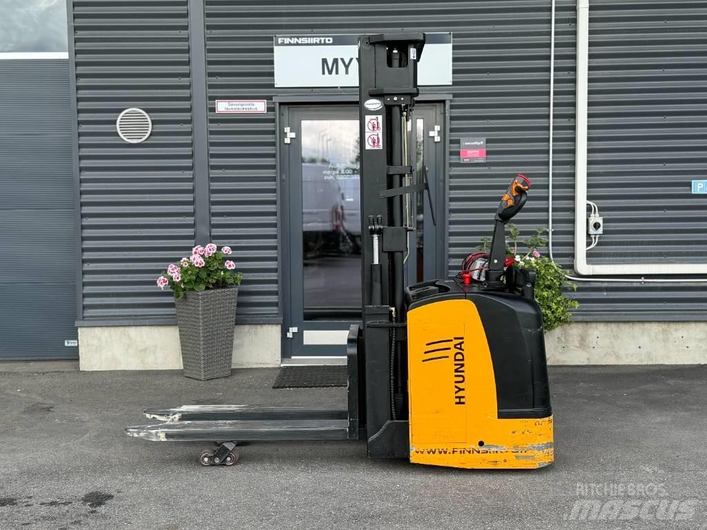 Hyundai 15ESR Self propelled stackers
