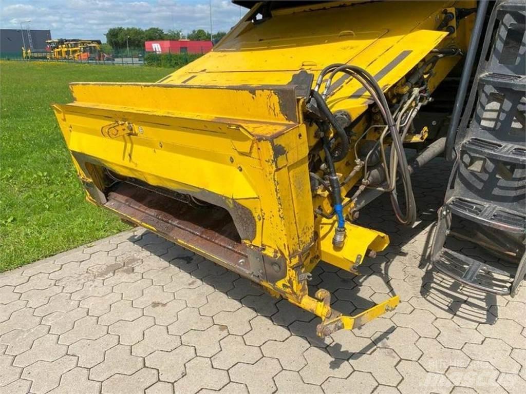 New Holland CX 880 Combine harvesters