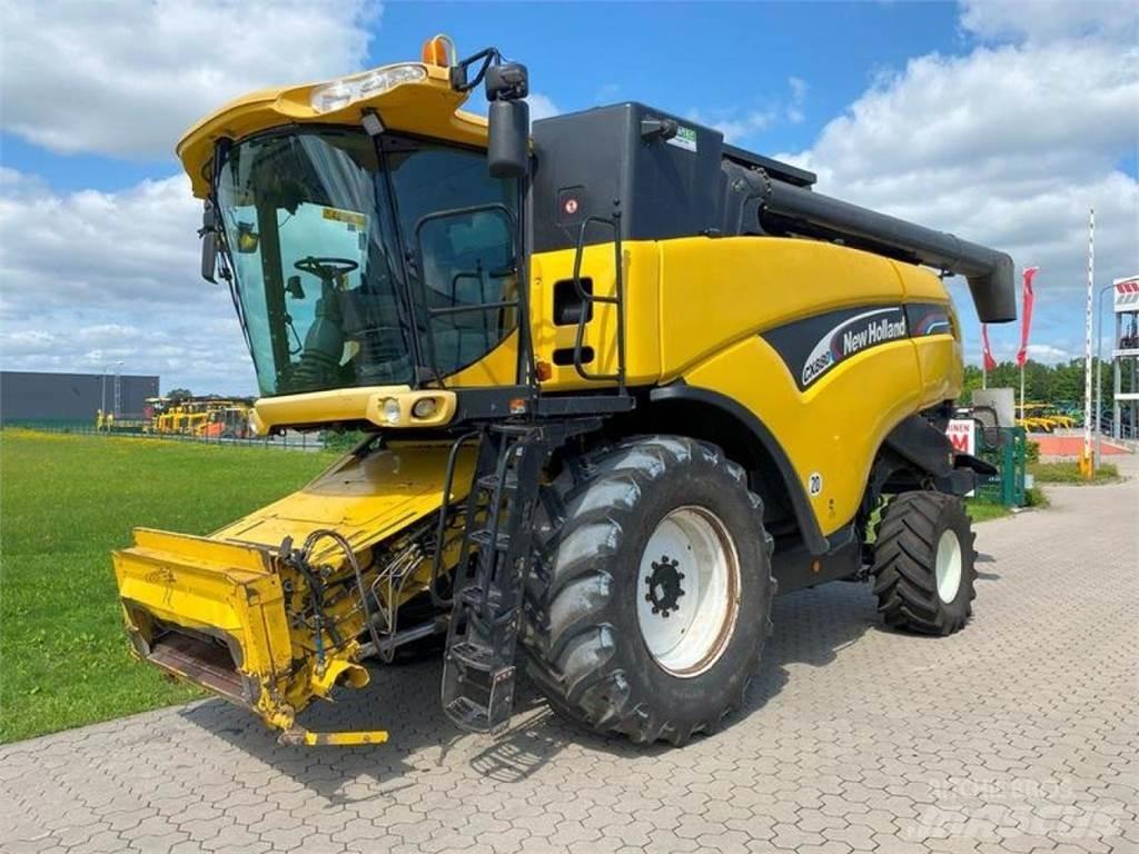 New Holland CX 880 Combine harvesters