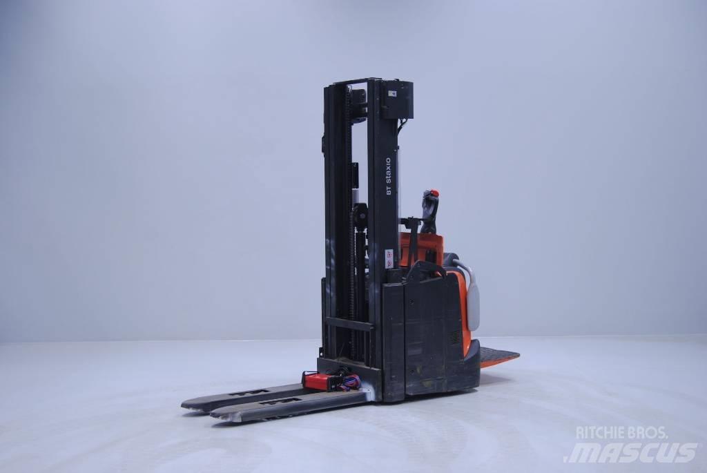 Toyota SPE140L Pedestrian stacker