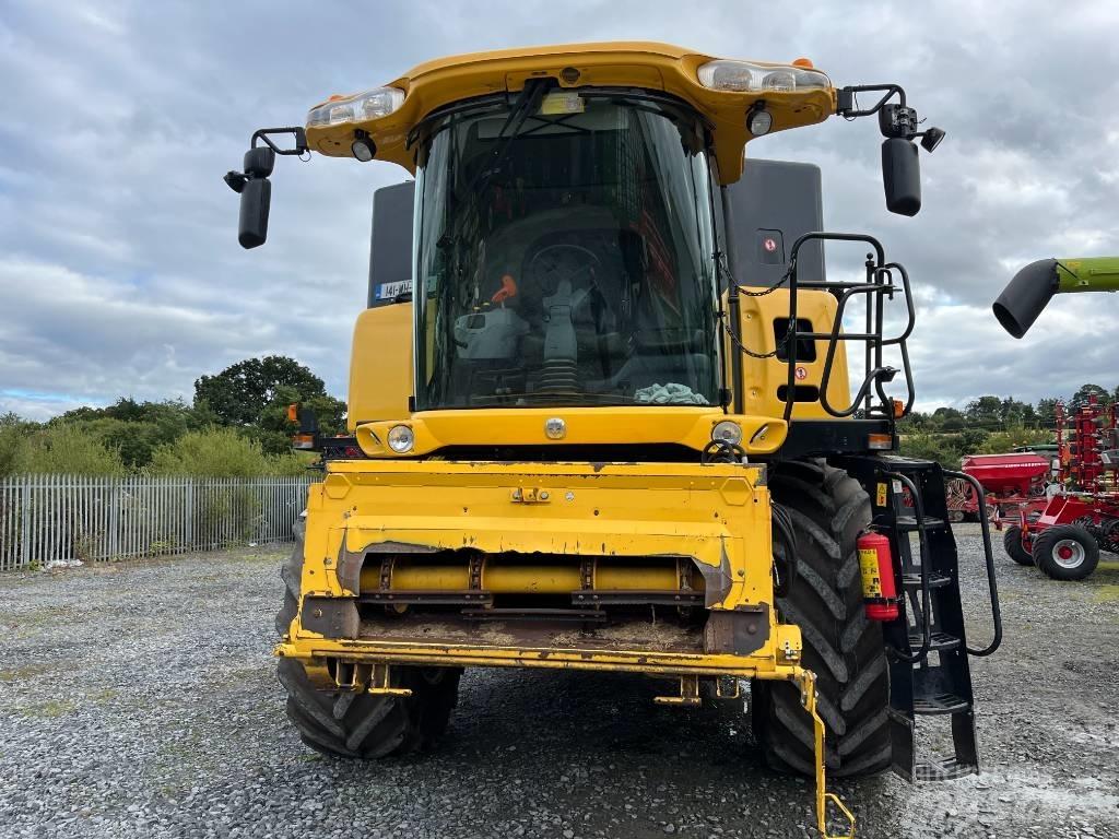 New Holland CX 8070 Combine harvesters