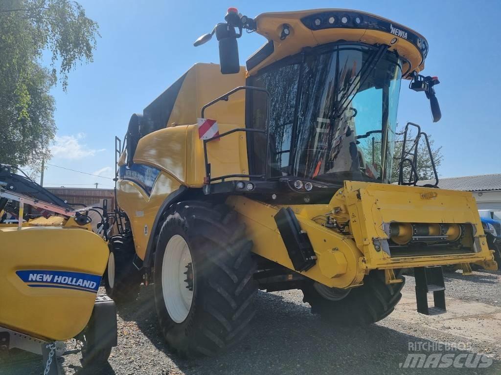 New Holland CX 8.70 Combine harvesters