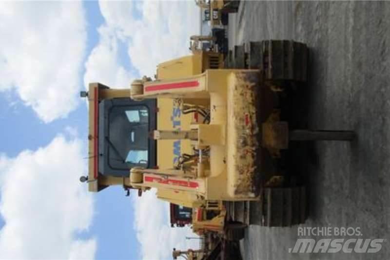 Komatsu D275A-5 Crawler dozers