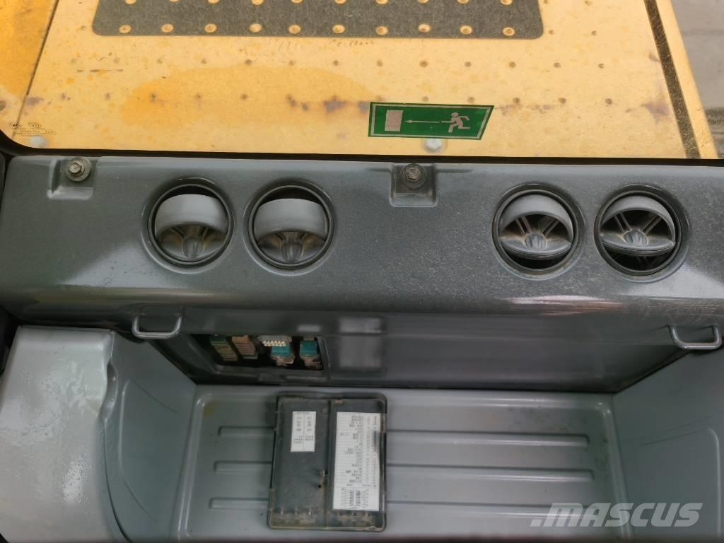 Komatsu PC 220-8 Crawler excavators