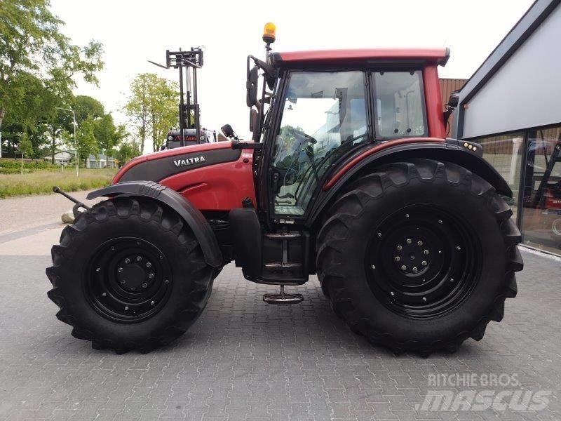 Valtra N 141 Tractors