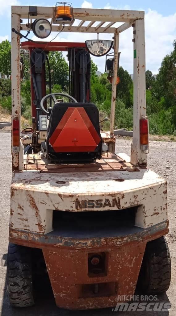 Nissan EH02A20U Diesel trucks