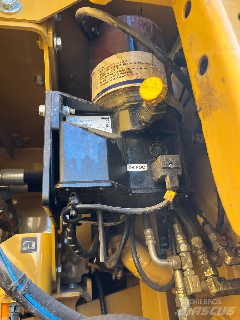CAT 323 Crawler excavators