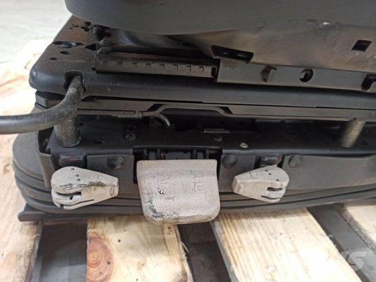 Valtra N 163 chair Cabins and interior