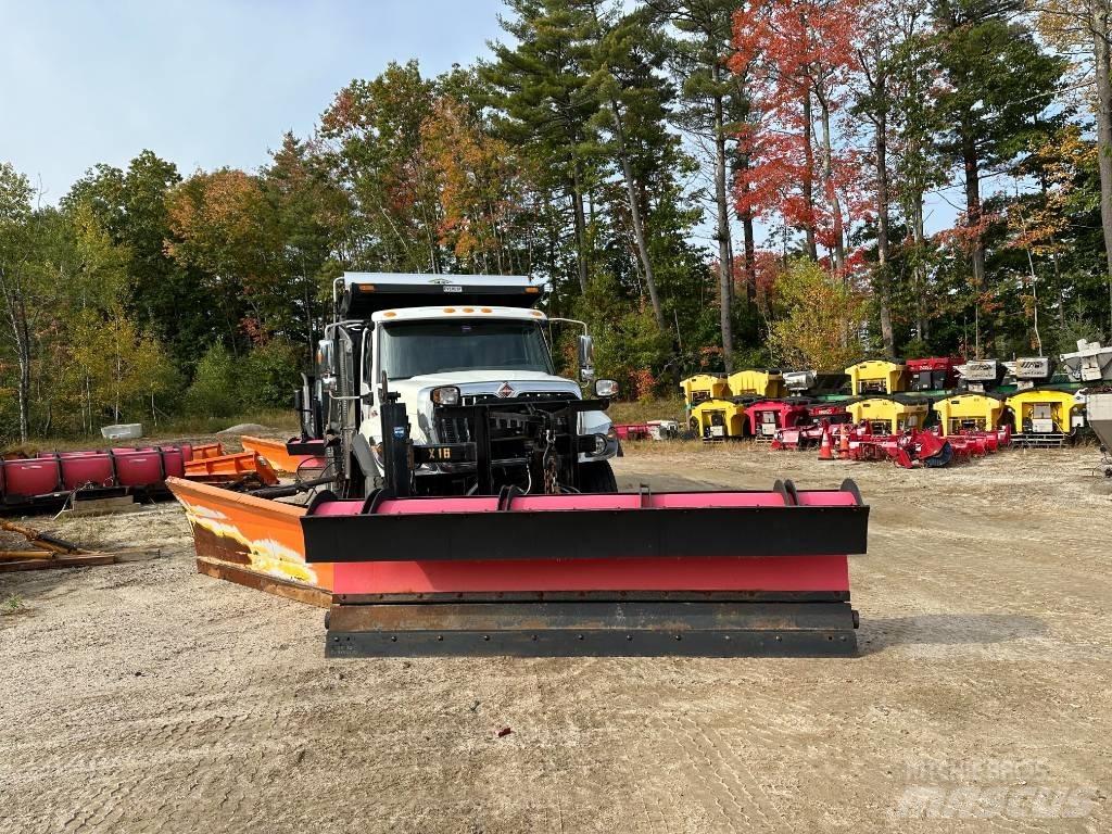 International HV507 Snow blades and plows