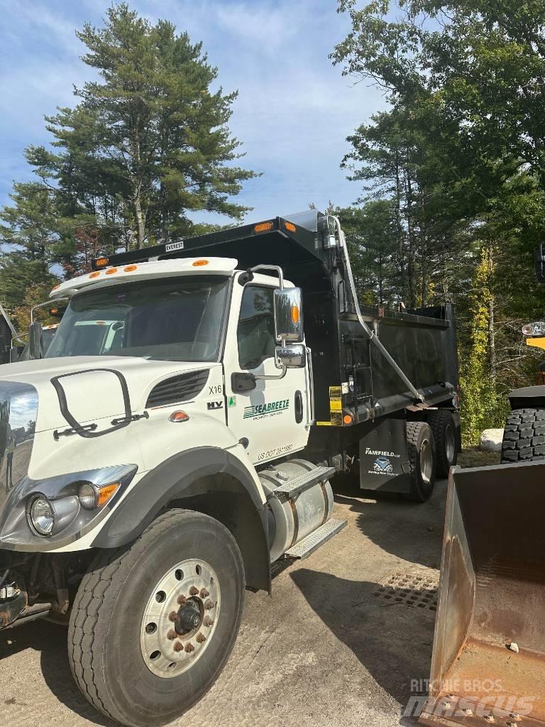 International HV507 Snow blades and plows
