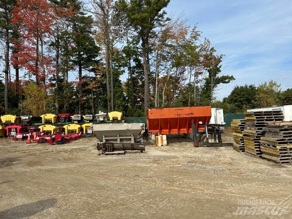 International HV507 Snow blades and plows